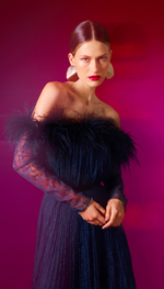Vestido em renda, saia plissada e decote com plumas
