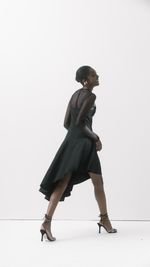 Vestido midi com barra irregular