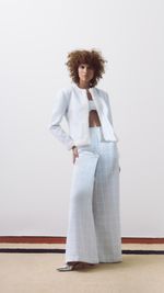 Calça pantalona com bolsos