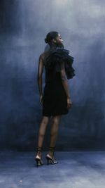 Vestido curto um ombro só com leque no tule bolinha