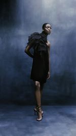 Vestido curto um ombro só com leque no tule bolinha