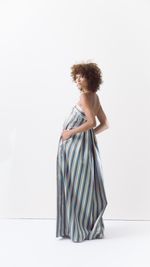 Vestido longo tomara que caia com pregas na frente e bolso lateral