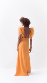 Vestido longo com boá nas alças