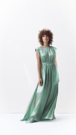 Vestido longo com ombreira em crepe [Tamanhos 42-44-46]