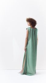 Vestido longo com ombreira em crepe [Tamanhos 42-44-46]