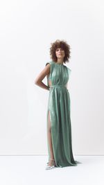 Vestido longo com ombreira em crepe [Tamanhos 42-44-46]