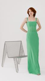 Vestido longuete corseletado em georgete.