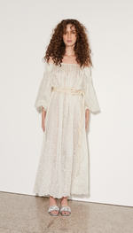 Vestido em laise bordada com pregas