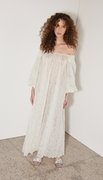 Vestido em laise bordada com pregas