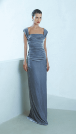 Vestido longo de veludo com alças largas