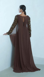 Vestido  longo em crepe, com capa longa em georgete de seda e manga comprida toda bordada