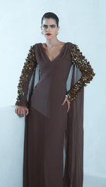 Vestido  longo em crepe, com capa longa em georgete de seda e manga comprida toda bordada