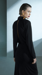 Vestido longo, manga comprida, corpo blusado