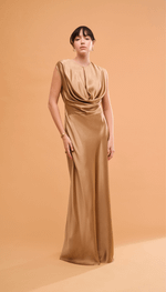 Vestido longo em cetim de seda, em degagê frente e costas.