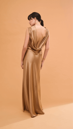 Vestido longo em cetim de seda, em degagê frente e costas.