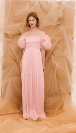Vestido longo, em musseline tarquinada, decote ombro a ombro e mangas com plumas.