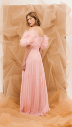 Vestido longo, em musseline tarquinada, decote ombro a ombro e mangas com plumas.