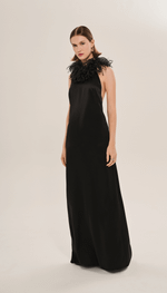 Vestido longo, em cetim de seda e boá de organza
