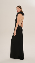 Vestido longo, em cetim de seda e boá de organza