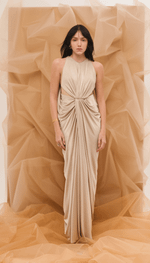 Vestido longo em malha, com abertura nas laterais da cintura.