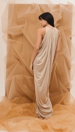 Vestido longo em malha, com abertura nas laterais da cintura.