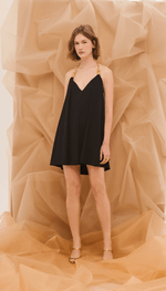 Vestido curto com alças de correntes, em crepe fluido