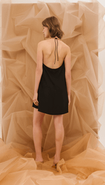 Vestido curto com alças de correntes, em crepe fluido