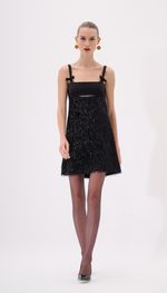 Vestido curto em canutilhos com laço de gorgorão