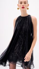 Vestido curto em renda sobreposto por capa de musseline