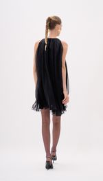 Vestido curto em renda sobreposto por capa de musseline