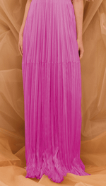 Vestido longo, em musseline tarquinada, decote ombro a ombro e mangas com plumas.