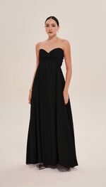 Vestido longo,tomara que caia, com laço, em tecido tecnológico.