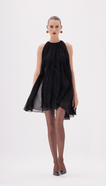 Vestido curto em renda sobreposto por capa de musseline