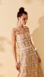 Vestido mídi em tecido rendado com aplicações de flores de ráfia de seda nas alças