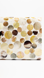 Clutch em madrepérola natural com detalhes circulares