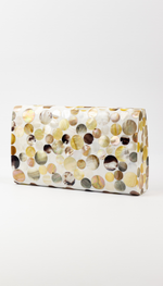 Clutch em madrepérola natural com detalhes circulares