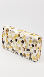 Clutch em madrepérola natural com detalhes circulares
