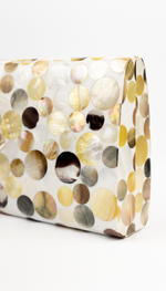 Clutch em madrepérola natural com detalhes circulares