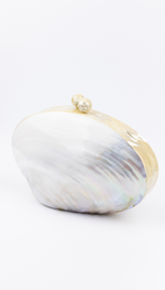 Clutch em madrepérola natural com design oval