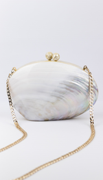 Clutch em madrepérola natural com design oval