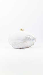 Clutch em madrepérola natural com design oval