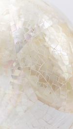 Clutch off white em madrepérola com design arredondado