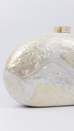 Clutch off white em madrepérola com design arredondado