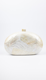 Clutch off white em madrepérola com design arredondado