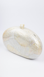Clutch off white em madrepérola com design arredondado