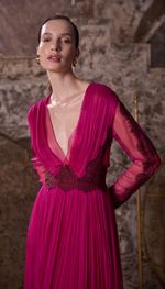  Vestido longo plissado com rendas aplicadas, em chiffon de seda