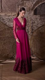  Vestido longo plissado com rendas aplicadas, em chiffon de seda