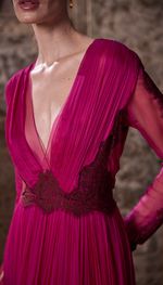  Vestido longo plissado com rendas aplicadas, em chiffon de seda