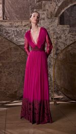  Vestido longo plissado com rendas aplicadas, em chiffon de seda