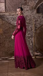  Vestido longo plissado com rendas aplicadas, em chiffon de seda